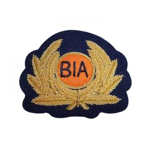 Parches de Moda Personalizados OEM y Emblemas para Blazers al por Mayor, Corona Dorada con Hojas y Guirnalda, Parche Bordado a Mano con Hilo Metálico - Product Image 1