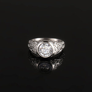 Bague vintage en diamant de laboratoire taille ronde, sertie clos, gravée motif floral, fabricant de bijoux - Product Image 2