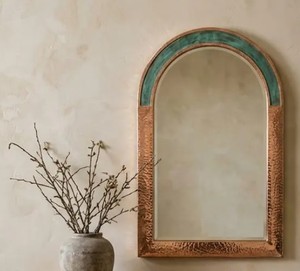 กระจกทองแดงโค้งลายตอกแบบโมร็อกโก สีเขียวพาติน่า สำหรับตกแต่งผนัง - Product Image 1