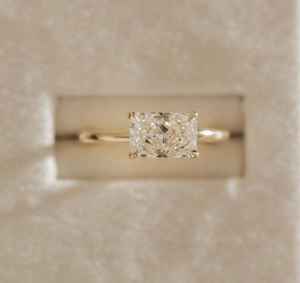 Anillo de Compromiso con Diamante de Laboratorio Único de 2.52 Quilates, Corte Radiante, Oro Amarillo de 14K, Joyería Fina Moderna y Personalizable, Regalo para Novia - Product Image 1