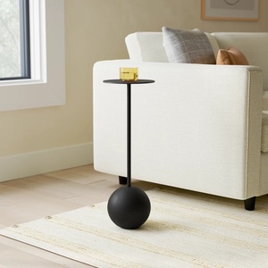 Table à boissons sculpturale noire mate avec base sphérique, plateau rond à pied fin, accent décoratif compact pour bars modernes - Product Image 1