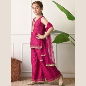 Conjunto Sharara de Algodón y Seda Suave con Bordado Rosa y Dupatta de Tela, Completamente Cosido, Ropa Étnica Infantil, Precio al por Mayor por Royal Export - Product Image 3