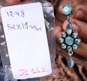 ต่างหูห้อยสไตล์โบฮีเมียนสำหรับผู้หญิง ทำจากทองเหลืองชุบเงินออกซิไดซ์ ประดับด้วยหินออนิกซ์ |   เครื่องประดับอินเดียทำมือ |   ผู้จัดจำหน่ายสินค้าขายส่งจำนวนมาก - Product Image 2