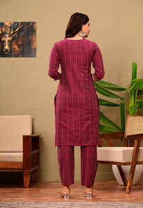 Conjunto de Kurta y Pantalón Estampado Color Granate para Mujer, Vestido Étnico Tradicional y Elegante - Product Image 3