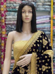 Sari de terciopelo puro con blusa de seda Malai, diseñado con bordados elaborados y un borde elegante que le da un aspecto tradicional y sofisticado. - Product Image 3