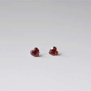 Boucles d'oreilles clous en grenat, pierre de naissance de janvier, en argent sterling, cœur en grenat, bijoux minimalistes, cadeau pour elle - Product Image 1