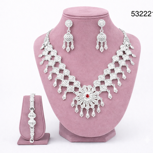 Collar de Mujer MOLL JEWELLERS, Elegante y Moderno, Chapado en Oro, con Circonita Natural, Cadena de Cuerda Sólida, Diseño de Hoja, Certificado para Bodas - Product Image 3