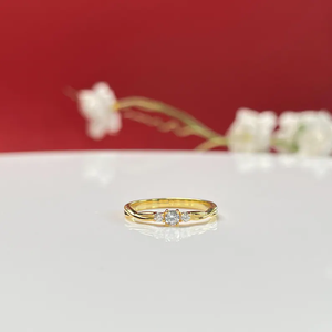 Anillo de tres piedras en plata 925 con baño de oro, anillo trilogía, anillo minimalista con circonitas, diseño de tres piedras, elegante joyería de compromiso. - Product Image 1