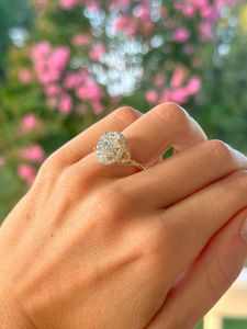 Anillo de Diamantes de Corte Ovalado de Lujo con Halo de Diamantes Laterales en Oro Amarillo, Elegante Anillo de Compromiso de Diamantes Ovalados para Mujer, Joyería Fina - Product Image 2