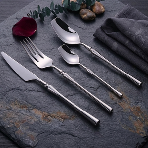 ชุดช้อนส้อมด้ามไม้ไผ่ดีไซน์สร้างสรรค์ รูปทรงกลีบดอกไม้ทันสมัย  ช้อนและส้อมสแตนเลส 304 คุณภาพสูง สำหรับงานแต่งงาน - Product Image 3