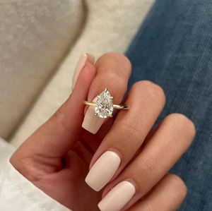 Bague de fiançailles solitaire pour amoureux en or 14 carats avec diamant de laboratoire taille poire de 3,0 carats serti à griffes, certifiée IGI, de luxe, pour mariage - Product Image 4