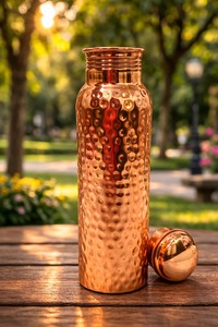 Kit d'hydratation moderne en cuivre – Bouteille et tasses à finition segmentée et lignée, lignes horizontales élégantes - Product Image 6