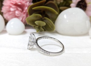 Anillo de compromiso y boda de oro blanco macizo de 14k con moissanita de 2 quilates de corte marquesa y detalles solitarios, chapado en rodio, moderno para fiesta, para mujer - Product Image 2