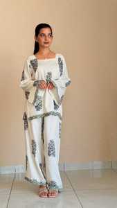 Elegante Conjunto Coordinado Blanco con Bordado Floral, Top con Mangas Farol y Pantalones Palazzo a la Cintura Natural para Fiestas - Product Image 2