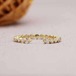 Bague de mariage minimaliste pour femme en or jaune massif 14K, avec sertissage à griffes ouvertes et moissanite taillée de 0,46 CT - Product Image 6