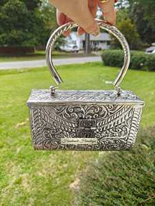 Pochette en laiton décorée de perles à motif carré argenté avec bandoulière/chaîne/strap bandoulière pour soirées et fêtes - Product Image 1