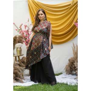 Elegante Conjunto de Kurta de Chifón Negro con un Hombro Descubierto para Mujer, Disponible en Talla XS - Product Image 4