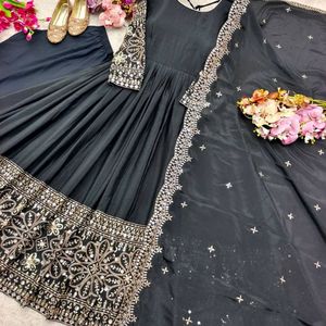 Robe élégante en soie chinon brodée de paillettes de 5 mm avec un pantalon en micro-soie et un ensemble dupatta, entièrement cousu - Product Image 3
