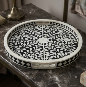 Bandeja Decorativa Redonda de Madera Hecha a Mano con Diseño Floral Grabado y Asa para Uso en el Hogar y la Cocina - Product Image 1