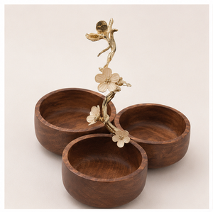Ensemble de trois bols à snacks en bois d'acacia artisanal de luxe avec poignée décorative en forme de branche florale dorée pour la maison et la vaisselle d'hôtel - Product Image 1