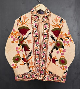 Chaqueta de Lona Bordada a Mano con Diseño Suzani, Patrones Florales Cosidos a Mano, Riqueza Cultural y Artesanía - Product Image 2