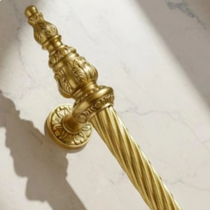 มือจับประตูทองเหลืองแท้แบบดั้งเดิม Royal Spire Premium สำหรับทั้งมือซ้ายและขวา แข็งแรง ทนทาน หรูหรา สำหรับตกแต่งภายในและภายนอกอาคาร - Product Image 2