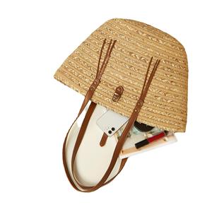 Transforma tu look para el clima cálido con este encantador bolso de hilo natural diseñado para viajes a la playa sin esfuerzo y salidas con estilo. - Product Image 4