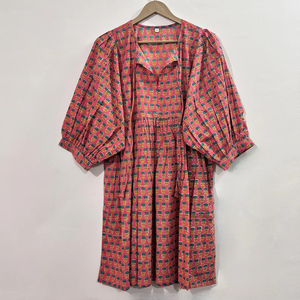 Blusa Floral con Estampado a Mano, Hecha a Mano, Ecológica, 100% Algodón, Cuello en V, Manga 3/4, con Volantes de Encaje, Lavable, Resistente a las Arrugas - Product Image 1