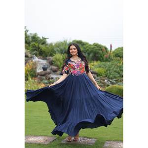 Robe trapèze spéciale Navratri avec travail artisanal Kutchi Gamthi, taille empire, en tissu mousseline - Product Image 1