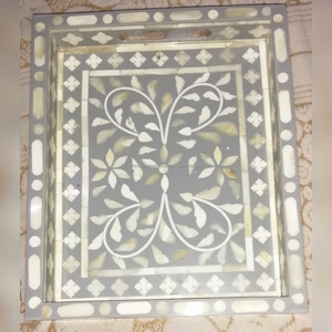 Plateau de service rond artisanal en nacre indienne, fait à la main par des artisans en Inde. - Product Image 2