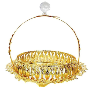 Panier élégant en filigrane doré avec une poignée courbée et une base ornée de pétales. Haute qualité, disponible à prix de gros. - Product Image 2