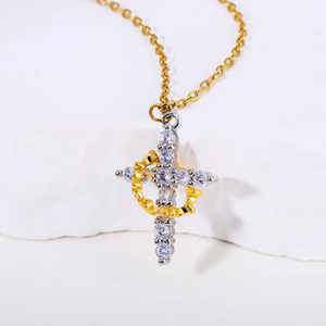 Collar con Cruz Geométrica Giratoria para Mujer en Acero Inoxidable con Baño de Oro de 18K e Incrustaciones de Circonio - Product Image 4