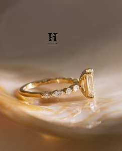 Anillo de Compromiso de Lujo con Diamante Cultivado en Laboratorio de Corte Esmeralda de 1.5CT, Oro Amarillo de 14K, Elegante Solitario con Diamantes Laterales Marquise - Product Image 2