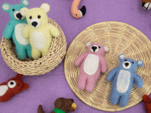 Ourson en laine fait main, ornement de la Saint-Valentin, cadeau mignon pour enfant, décoration en forme de cœur, jouet romantique en feutre et fil - Product Image 4