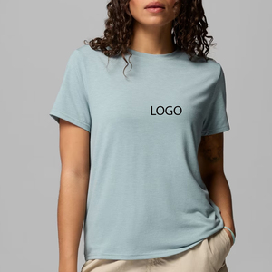 Chemise à manches courtes pour femme, élément essentiel élégant de la garde-robe, design chic pour l'été, col en V, matière confortable avec logo. - Product Image 1