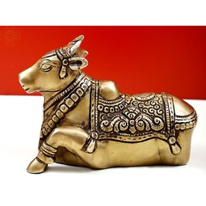 Sculpture Nandi en laiton de 6 pouces faite à la main, petit article gravé fabriqué à la main en Inde - Product Image 1
