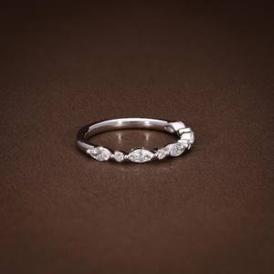 Anillo de Diamantes Cultivados en Laboratorio, Media Eternidad, con Diamantes Marquise y Redondos, Regalo de Aniversario para Ella, Oro de 18K, Joyería Fina - Product Image 4