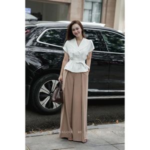 Camisa de manga corta para mujer con solapa con muescas y cinturón, tipo chaleco - Product Image 1