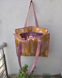 Sac fourre-tout en coton matelassé fait main de haute qualité, style bohème, avec imprimé léopard, base jaune moutarde, bretelles - Product Image 4