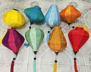 Lanterne en soie artisanale traditionnelle, lumière suspendue décorative pour restaurant, hôtel, mariage, fête et décoration élégante de la maison - Product Image 4