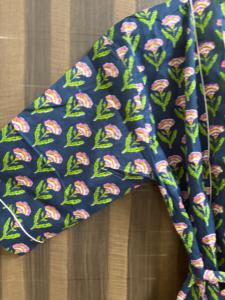 Bata Kimono de Algodón Azul Marino con Estampado Floral para Mujer, Hecha a Mano, con Cuello en V y Cierre con Cordón, Transpirable - Product Image 2