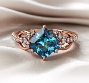 Anillo de Moissanita Azul Corte Princesa en Plata de Ley 925 con Baño de Oro y Engaste de Garras para Compromiso y Boda - Product Image 5