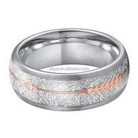 Bague en carbure de tungstène argenté avec texture météorite et incrustation flèche en or rose, alliance à bord brossé, bijoux totem en gros