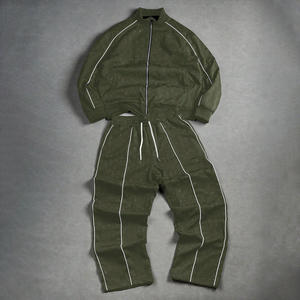 Ensemble de survêtement coupe-vent à capuche style streetwear avec effet délavé et imprimé pour activités hivernales en extérieur - Product Image 6