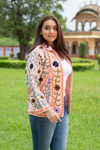 Chaqueta Larga Floral Bordada Suzani al por Mayor para Mujer, Hecha a Mano por Artesanos Indios, Mangas Largas, Prenda Étnica de Moda - Product Image 2