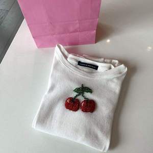 Irina iv.master Parche de Labios Bordado a Mano, Accesorio Textil de Algodón Rojo - Product Image 1