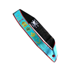 Écharpe de cérémonie maçonnique du Rite écossais brodée à la main, en moiré bleu avec broderie en fil d'or et passepoil rouge - Product Image 1