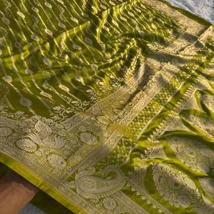 Sari Banarasi Mashru de Luxe, Doux et Lisse, Tenue Traditionnelle Indienne pour Mariage, Bordure Zari Tissée Ethnique, Vêtement de Fête pour Femme - Product Image 1