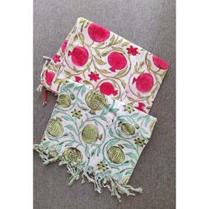 Robe décontractée à imprimé cerise et grenade avec accessoire étole élégant - Product Image 1