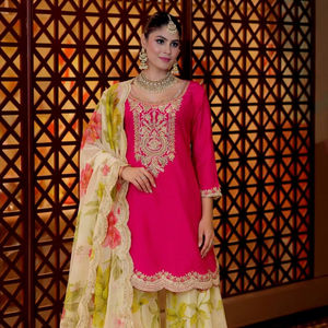 Traje Sharara de Organza con Estampado Floral de Lujo – Prenda Festiva Completamente Cosida con Top de Chinon Pesado y Dupatta con Lentejuelas - Product Image 1